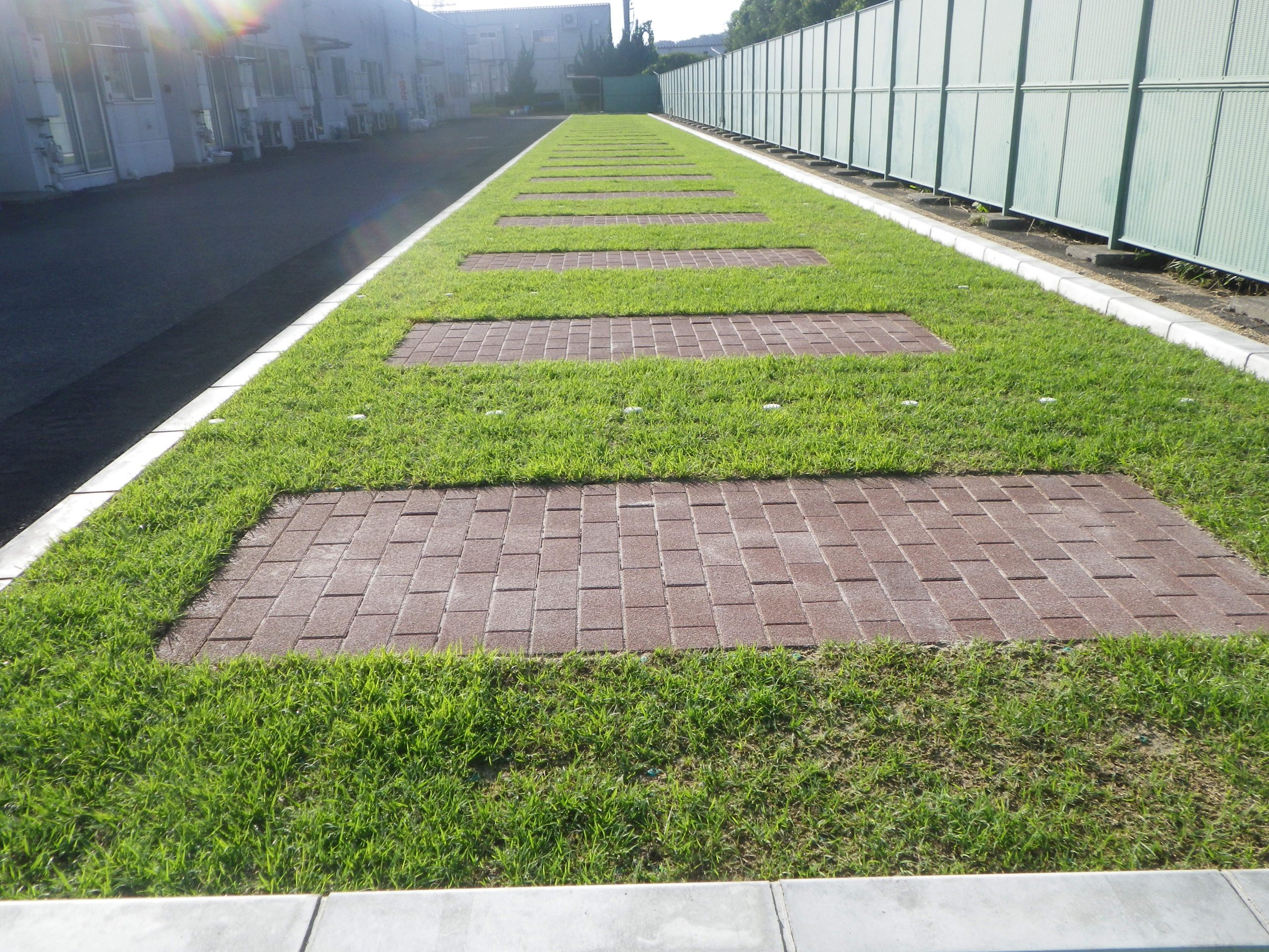 駐車場の緑化には、芝生駐車場がおすすめです。 イメージ